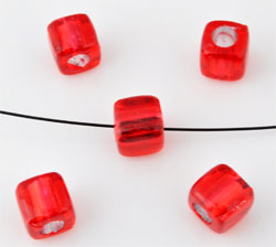 Code: D09875    --- Cube 7mm. Synthetique. Rouge---