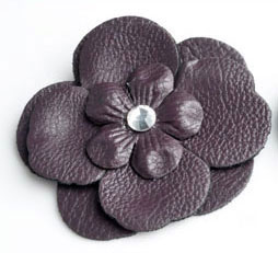 Code: D10398    --- Fleur cuir et strass 65mm. Violet Fonce---