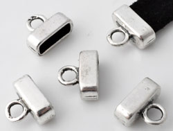 Calotte en métal de +- 14x11mm. (Trou: +- 10x4mm). Couleur: Argent Vieux Code: D10454 --- Calotte metal 14x11mm. Argent Vieux---