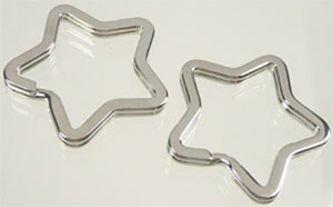 Fermoir Porte-clés en forme d'étoile. Dimension: +- 34x3,5mm. Couleur Nickel Code: D07921 --- Porte-clefs etoile 34x3,5mm. Nickel---