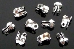 Cache-nœuds avec trou pour enfiler. Dimension: +-5x2mm.. Couleur Argentée Code: D08480 --- Cache noeud 5x2mm. Argente---
