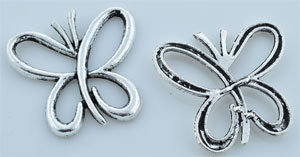 Pendentif / Entre-deux en métal. Forme de Papillon +- 28mm. Couleur Argent Vieux Code: D08726 --- Pendentif Papillon +- 28mm. Argent Vieux---