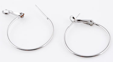 Boucle d'oreilles en métal. Dimension +- 45x40mm. Grosseur +- 1,2mm. Couleur Nickel Code: D09109 --- BO metal +-45x40mm. Couleur Nickel---