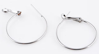 Boucle d'oreilles en métal. Dimension +- 42x35mm. Grosseur +- 1,2mm. Couleur Nickel. Se vend à la pièce. Code: D09110 --- BO metal +-42x35mm. Couleur Nickel---