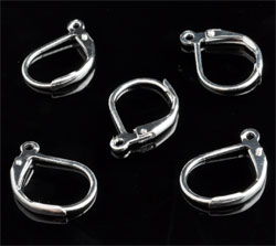 Pendant d'oreilles en métal. Dimension: +- 15x10mm. Couleur: Silver Plated (Plaqué argent, Argenté) Code: D09505 --- Pendant d oreilles metal 15x10 silver plated---