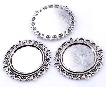 Pendentif, Entre-deux circulaire , décoré avec un cadre de +- 20mm.de diamètre pour coller perle ou photo. Dimensions extérieures: +- 31x30mm. Couleur: Argent vieux Code: D09582 --- Entre-deux, circulaire pour collage. 31x30---