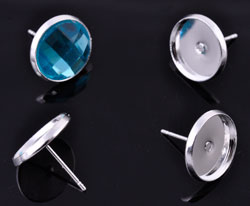 Clous d'oreilles de métal, avec cadre pour ± 12mm brique de collage. Grandeur: ± 14x14mm. Couleur: Silver plated Code: D16311 --- Bo metal, Cadre pour perle 12mm. L:14mm. Silver Plated---