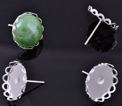 Clous d'oreilles de métal, avec cadre pour ± 12mm brique de collage. Grandeur: ± 14x14mm. Couleur: Silver plated Code: D16314 --- Bo metal, Cadre pour perle 12mm. L:14mm. Silver Plated---
