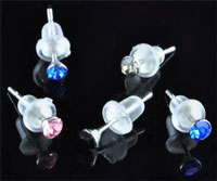 Assortiment de 50 paires de boucles d'oreilles avec strass de cristal et avec embout. Dimension: +- 14x3mm. Multicouleurs. Code: J00944 --- Assortiment 50 paires BO avec strass---