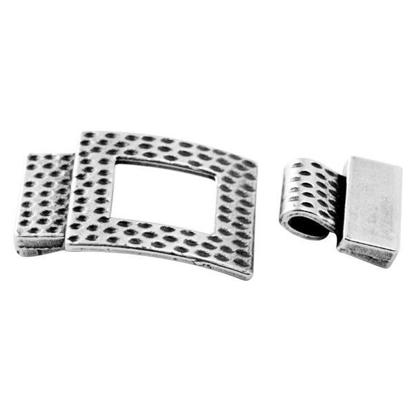 Fermoir métallique carré pour cordons à coller. Trou: +- 2,8x16mm. Dimension du fermoir: +- 49x25mm. Couleur: Argent vieux. Code: 1085133 --- Fermoir carre metal 49x25---