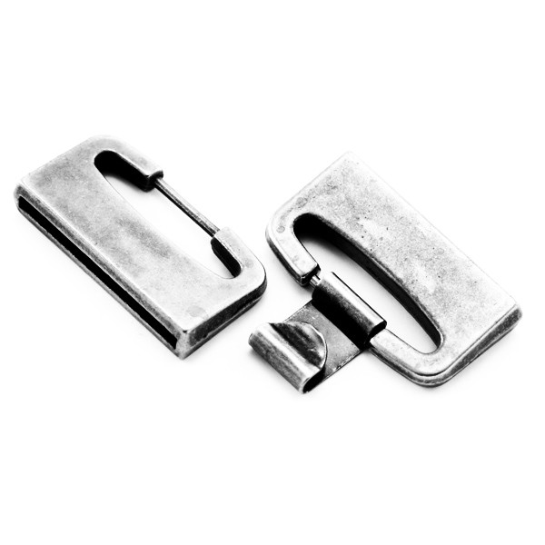 Fermoir en métal plat composé de deux parties. Dimensions: +- 30x2,5mm. Clip: +- 10mm. Couleur: Argent vieux. Code: 1085292 --- Fermoir plat metal 2 parties 30x2.5---