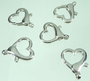 Fermoir en métal grand pouvant servir de porte-clefs. Forme de Cœur. Dimension: +-26x22mm. Couleur Nickel Code: D05356 --- Fermoir Coeur Porte cle 26x22 Nickel---