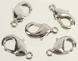 Fermoir métalique mousqueton. Forme ovale de +- 12x6mm. Couleur nickel Code: D07811 --- Mousqueton 12 x 6mm. Couleur Nickel---