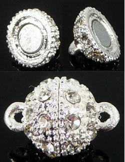 Fermoir ballon magnétique décoré de perles en cristal. Base argentée. Dimension: +- 18x14mm. Code: D08506 --- Fermoir magnetique +- 18x14mm. Argente---