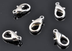 Fermoir en métal de forme Mousqueton. Dimension: +- 14x9mm. Couleur: Argenté (Silver Plated) Code: D09429 --- Mousqueton 14 x 9 Argente.---