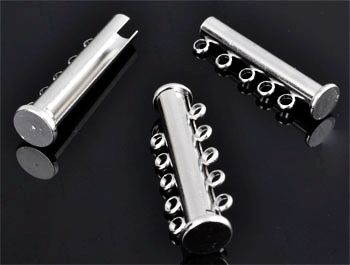 Fermoir métallique magnétique avec 5 yeux. Longueur: +-30x10mm. Couleur Nickel Code: D09498 --- Fermoir aimanté. Tube 5 yeux. Nickel---