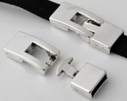 Fermoir en métal de +- 33 x 12 x 5mm. Pour coller rubans ou bande de cuir. Trou: +- 10 x 3mm. Couleur: Argent vieux. Code: D10451 --- Fermoir 33x12x5mm. Argent vieux---