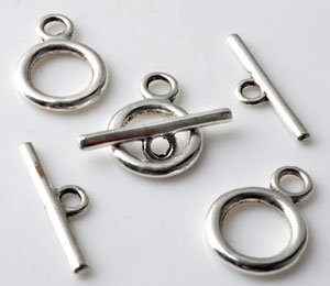Fermoir en métal composé de deux pièces lisses. Couleur : Nickel. Grandeur: +- 20x14mm. Code: D10637 --- Fermoir 2 Pcs. Metal---