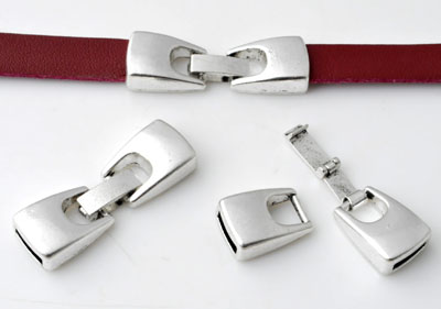 Fermoir en métal. Clip. Dimension: +- 41x13mm. Trou: +- 10x2,5mm. Convient pour les rubans ou les cuirs plats. Couleur: Argent vieux. Code: D11023 --- Fermoir Clip metal +- 41x13mm. Argente---