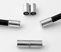 Fermoir magnétique pour coller cordons ou buna. Grandeur: +- 20x6mm. Trou: +-5mm. Couleur: nickel. Se vend complet (2pièces) Code: D11024 --- Fermoir magnetique trou:+-5mm.---