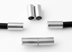 Fermoir magnétique pour coller cordons ou buna. Grandeur: +- 20x5mm. Trou: +-4mm. Couleur: nickel. Se vend complet (2pièces) Code: D11025 --- Fermoir magnetique trou:+-4mm.---
