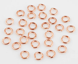 Anneau de métal circulaire de +- 5mm.de diamètre. Grosseur: +- 0.8mm. Couleur: Or rose Code: D11287 --- Anneau 5mm or rose---