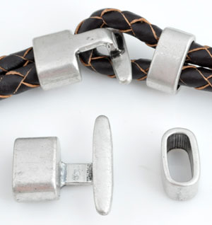 Fermoir de métal ± 20x22mm et ± 13x7mm (trou ± 10x5mm). Couleur: Argent vieux. Code: D11697 --- Fermoir +- 20x22mm. Trou +- 10x5mm. Vx Argent .---