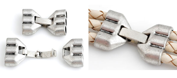 Fermoir en métal, à clipser. Dimension: +-33x21mm. Compsé de 3 trous pour cordons de +-5mm.chacun. Couleur: Argent vieux. Code: D11700 --- Fermoir clip 3x5mm. Argent Vx.---