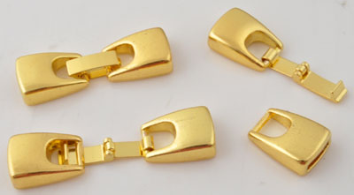 Fermoir clip en métal composé de deux pièces. Grandeur: +- 40x13mm. Trou: +-9x2,5mm. Couleur: Doré Code: D13022 --- Fermoir clip Dore 40x13---