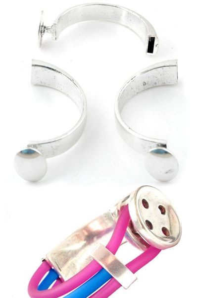 Fermoir en métal en forme d'un demi oval pour faire un bracelet. Dimensions: +- 61x11mm. Trou: +- 9x3mm. Couleur: Argent vieux. Code: D13718 --- Fermoir demi-oval 61x11mm. Trou:9x3---