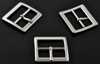Fermoir, boucle en métal de couleur acier. Dimensions: +- 25x26mm. ( Trou: +- 21x7mm) Code: D15298 --- Boucle metal 25x26mm. Trou: 21x7mm.---