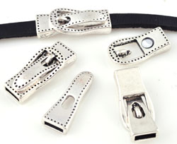 Fermoir magnétique en métal en forme de boucle de ceinture. Dimension:+- 27x12mm. Trou: +- 7x2mm. Couleur: Argent vieux. Code: D15926 --- Fermoir magnetique boucle 27x12. Trou: 7x2.---