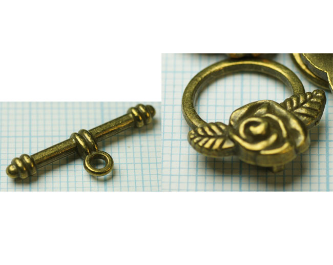 Fermoir Style tibétain 2 pièces, Antique Couleur Bronze, sans plomb et sans cadmium, Dimensions: 18mm de large, 19mm de long, Barre: 4mm de large, 24mm de long, trou: 2mm Code: LF0026Y --- Fermoir rose 2 Pcs. Bronze---