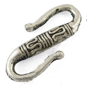 S en metal tibétain. Longueur: +- 22mm. Largeur: +-10mm. Épaisseur: +- 4mm. Se vend à la pièce. Code: LF0825Y --- S en metal ---