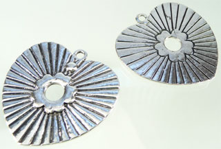 Pendentif en métal en forme de cœur. Dimension: +-39x38mm. Couleur Nickel Code: D05747 --- Pendentif cœur 39x38 Nickel---