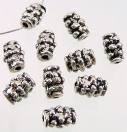 Tube métallique décoré. +-5,5mm.X3,5mm. Couleur: argent vieux Code: D07494 --- Tube 5,5X3,5mm.---
