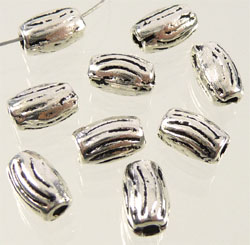 Perle métallique en forme de tube décoré. Dimension: +- 6X3,5mm. Couleur: Argent vieux Code: D07498 --- Perle metal tube 6x3,5mm. Argent vieux---