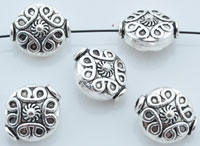Perles de métal, plat et circulaire décoré. Dimension: +- 12x10x7mm. Couleur Argent vieux. Code: D08901 --- Perle metal plat ,circulaire 12x10x7---