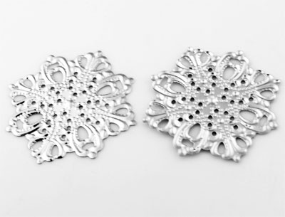 Métal filigrane très mince pouvant servir d'entre-deux. Motif: Fleur. +- 44mm. Couleur Nickel Code: D09748 --- Entre deux filigrane Fleur 44mm.---