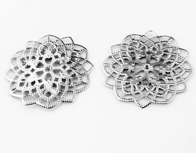 Métal filigrane très mince pouvant servir d'entre-deux. Motif: Rosace. +- 41mm. Couleur Nickel Code: D09750 --- Entre deux filigrane Rosace 41mm.---