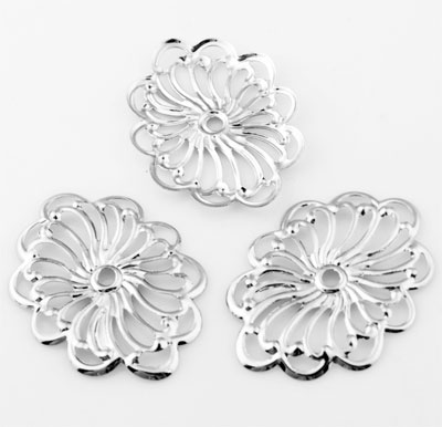 Métal filigrane très mince pouvant servir d'entre-deux. Motif:Fleur. +- 32x23mm. Couleur Nickel Code: D09753 --- Entre deux filigrane Fleur 32x23mm.---