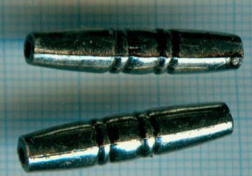 Perle en résine en forme de tube. Très légère. Dimension: +-6x26mm. Couleur: Vieil argent Code: PEG303_AS --- Tube resine argente 6x26mm.---