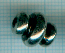 Perle en résine en forme de 3 boudins. Très légère. Dimension: +-12,5x10mm. Couleur: Vieil argent Code: PEG304_AS --- Tonneau résine 12.5x10mm vx argent ---