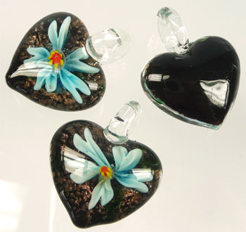 Code: D06662    --- Verre pendentif Coeur +-40x31mm. Bleu Clair ---