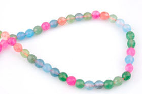 Mélange de +- 64 perles en verre de forme circulaire avec facettes. Dimension: +- 5 à 6mm.Trou: +- 1mm. Code: D15362 --- 64 perles melange verre facettes 5 à 6mm.---