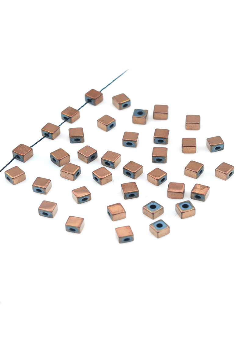 Code: D17131    --- Cubes Demi-gemme 3mm Marron---