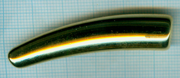 Tube métallique doré en forme de corne. Dimension: +- 60mm. de longueur et +- 10mm. de diamètre dans la circonférence la plus grande. Trou sur la longueur. Code: PLA001 --- Corne Plaque-or 60X10mm.---