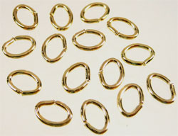 Code: D07098    --- Metal, anneau oval dore +- 6 x 4,5mm.---