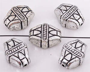 Perle en matière synthétique. Metal Look. Forme hexagonale plate et décorée. Dimension: +-17x12x8mm. Couleur : Argent vieux Code: D09058 --- Metal look. Hexagone 17x12x8mm. Argent Vx.---