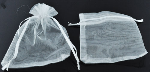 Sac en matière textile pour présenter petits bijoux. Dimensions: 120x90mm. Couleur: Blanc Code: D08868 --- Sac Texrile 120x90mm. Blanc---